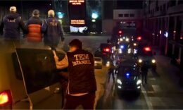 ALT ETİKET: İstanbul TEM polisleri gece operasyonu, trafik ve güvenlik kontrolü, suçla mücadele, İstanbul emniyet güçleri.