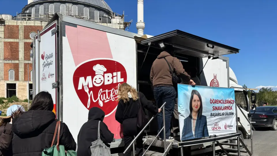 Edirne Belediyesi, Vize Haftasında Öğrencilere Sıcak Çorba ve Lokma Sunarak Destek Oluyor